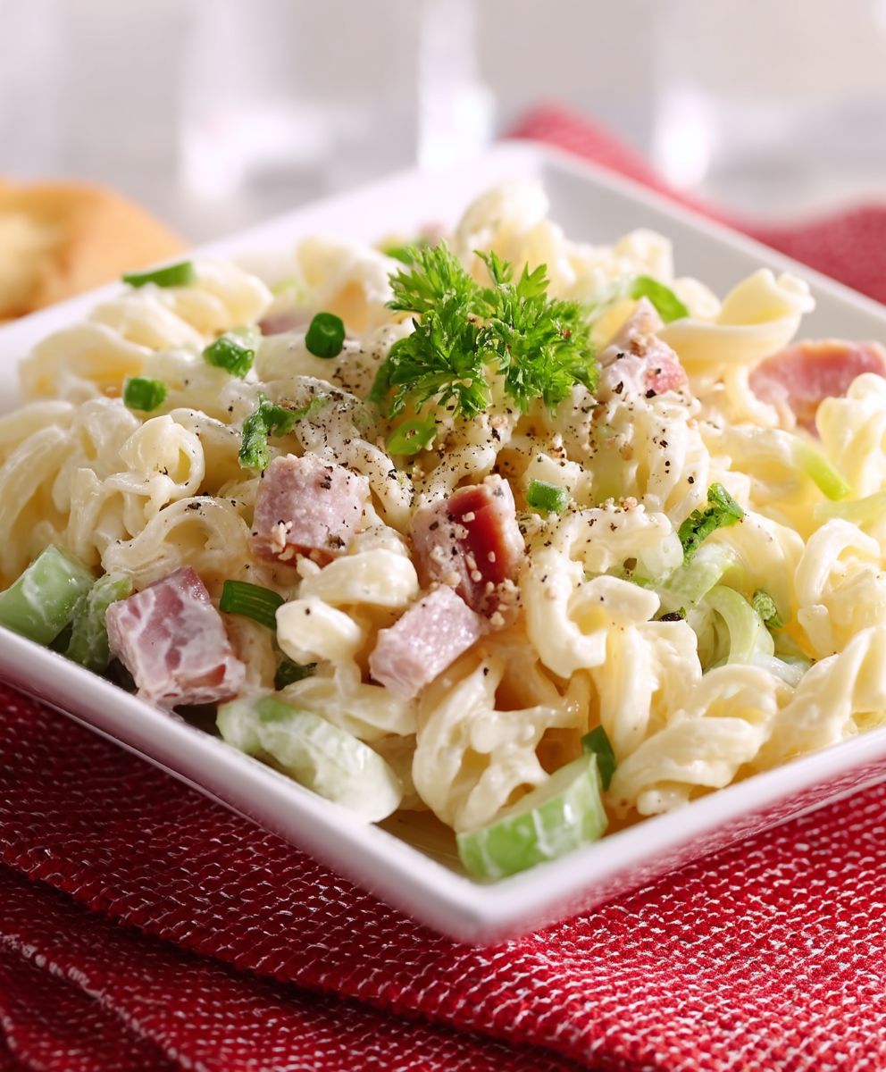 Omas klassischer Nudelsalat
